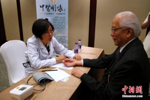 圖為海外僑胞接受中醫(yī)診療。<a target='_blank' >中新社</a>記者 李慧思 攝