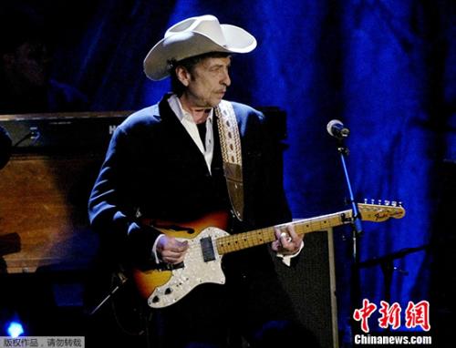 資料圖:美國(guó)民謠歌手鮑勃·迪倫獲2016年諾貝爾文學(xué)獎(jiǎng) 資料圖:美國(guó)民謠歌手鮑勃·迪倫獲2016年諾貝爾文學(xué)獎(jiǎng)