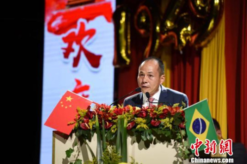 圖為巴西華人協(xié)會會長朱蘇忠致辭?！∧尚?攝