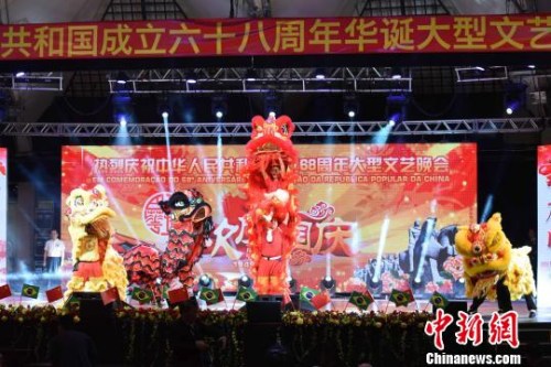 圖為開場舞獅助興?！∧尚?攝