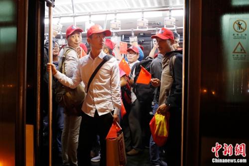 載有161名中方人員的東航MU599航班平安降落在虹橋國(guó)際機(jī)場(chǎng)。 殷立勤 攝