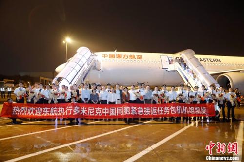 載有161名中方人員的東航MU599航班平安降落在虹橋國(guó)際機(jī)場(chǎng)。 殷立勤 攝