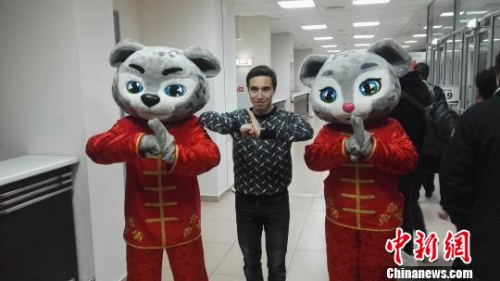 外國武術(shù)選手與第14屆武術(shù)世錦賽吉祥物合影?！⊥蹑?攝