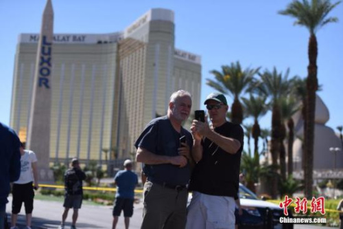 當?shù)貢r間10月1日晚，美國西部旅游勝地拉斯維加斯發(fā)生槍擊事件，一名槍手在曼德勒海灣酒店高層向正在參加露天音樂會的人群掃射，截至當?shù)貢r間10月2日中午已造成50多人死亡。<a target='_blank' >中新社</a>記者 張朔 攝