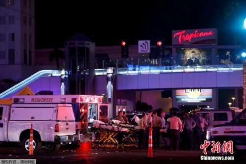 有目擊者稱，事發(fā)時(shí)，槍手從高處向人群射擊，槍聲持續(xù)時(shí)間超過(guò)5分鐘。