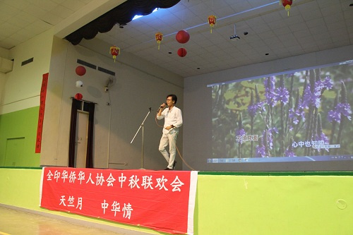 聯(lián)合會上獨唱“友誼之光”。