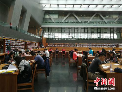 十一黃金周期間，不少人選擇在圖書館度過難得的休閑時(shí)光。圖為假期期間國家圖書館里的閱讀者。<a target='_blank'  >中新網(wǎng)</a>記者 張尼 攝