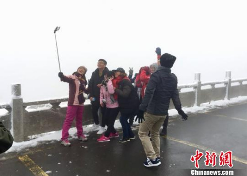 游客在景區(qū)玩起自拍?！≌缑贰z