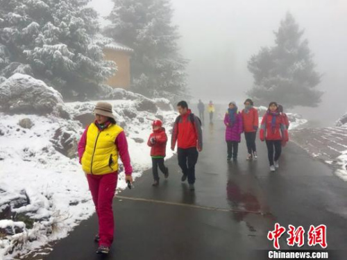 雪天依然難擋游人的腳步，大批游客來到天山天池景區(qū)游覽賞雪景?！≌缑贰z