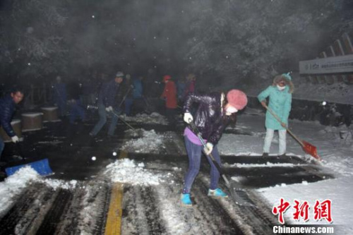 天山天池景區(qū)為保游客出行暢通，組織環(huán)衛(wèi)人員進行清掃作業(yè)?！∑铑伋z