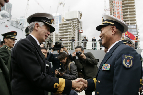 王仲才(右)向前來送行的英國軍隊將領(lǐng)表示感謝。(《歐洲時報》/陳述 攝)