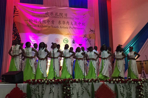 莫伊大學(xué)孔院服裝表演團(tuán)表演精彩的節(jié)目。