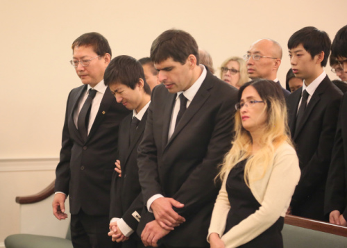 劉美蕓悲痛的父親劉志強(qiáng)(左起)、哥哥劉心誠(chéng)和媽媽羅麗玲(右)。(美國(guó)《世界日?qǐng)?bào)》/張蕙燕 攝)