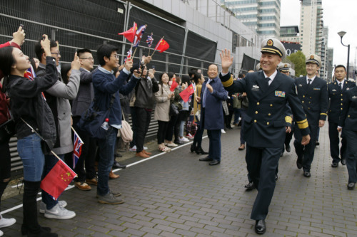王仲才向僑胞揮手話別。(《歐洲時報》/陳述 攝)