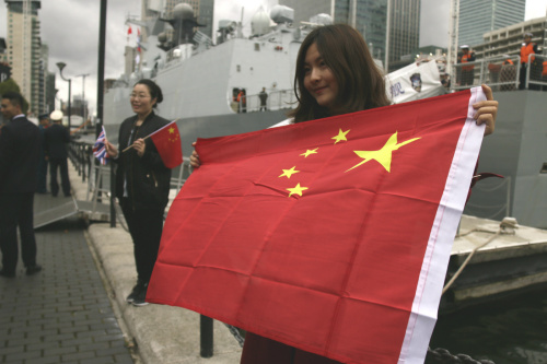 僑胞們與黃岡號合影。(《歐洲時報》/陳述 攝)