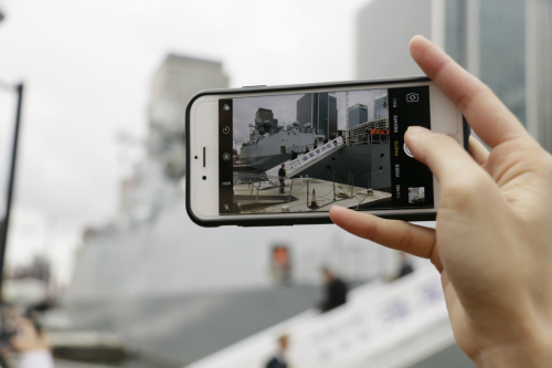 僑胞們?yōu)辄S岡號留影。(《歐洲時報》/陳述 攝)