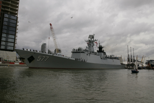 黃岡號緩緩駛出金絲雀碼頭。(《歐洲時報》/陳述 攝)