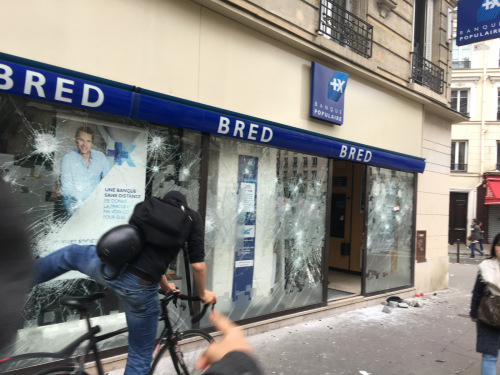 示威人群怒砸銀行。(《歐洲時報》/孔帆 攝)