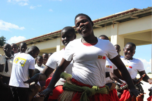 學(xué)生們用歌舞表演歡迎來(lái)訪嘉賓。