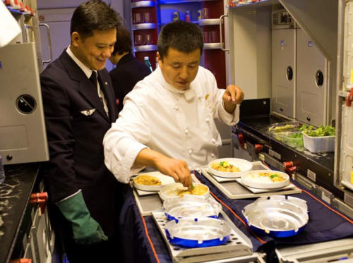 趙光有廚師在配餐。（《歐洲時(shí)報(bào)》/秦嶺 攝）