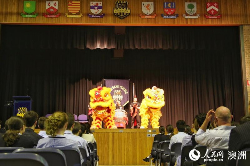 揭幕儀式上的舞獅表演。