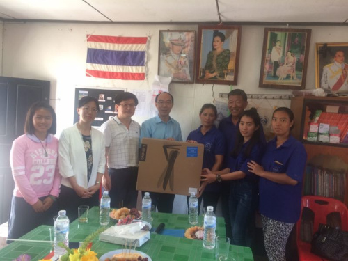 總領(lǐng)館向華文學校捐贈打印機。