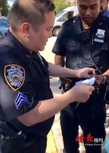 陳光藝和一起抓搶匪的警員索何。（紐約僑報網(wǎng)）