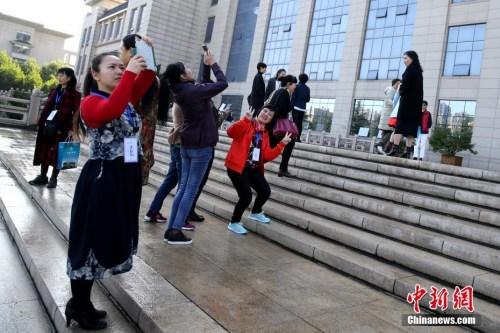 10月12日，學(xué)員們在校園內(nèi)拍照留念。