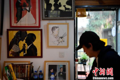 圖為工作室內(nèi)展示的剪紙作品?！⑷疥?攝