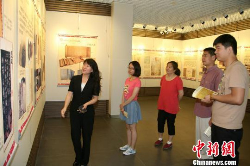 圖為蘇文珠為讀者講解展覽內(nèi)容。受訪者供圖