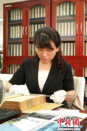 圖為蘇文珠在進(jìn)行古籍普查。受訪者供圖