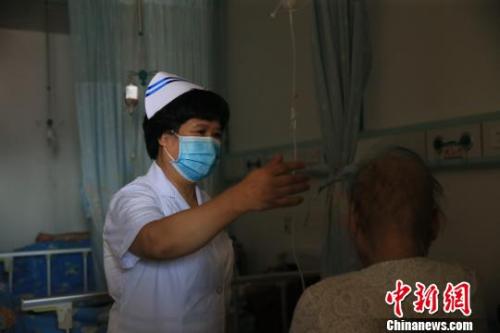 杜麗群在護(hù)理艾滋病人。　劉錚　攝
