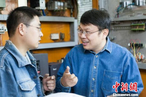 鄧建軍傳授徒弟技術(shù)要領(lǐng)。 江蘇常州黑牡丹(集團(tuán))股份有限公司供圖。