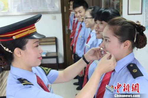 陳美芳對列車員進行培訓(xùn)。陳美芳提供