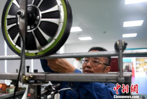 許啟金在工作室中研制工具?！№n蘇原 攝