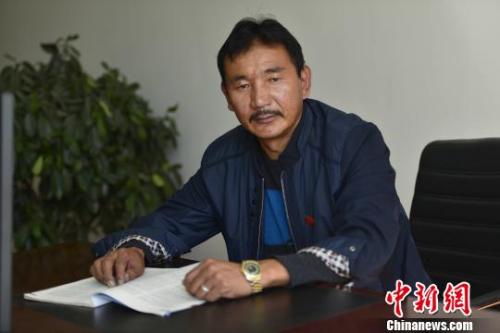 十九大代表向巴扎西?！≈芪脑?攝