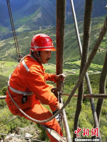 向巴扎西在鉆塔上作業(yè)。　周文元 攝