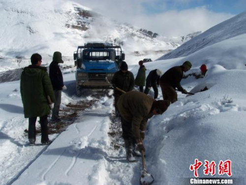 前行途中，車輛遇阻?！≈芪脑?攝