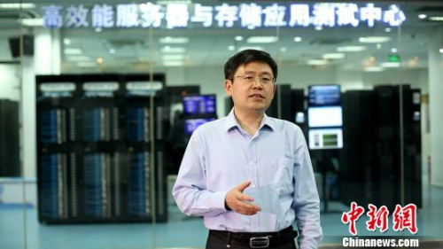 圖為，中國(guó)工程院院士、浪潮集團(tuán)首席科學(xué)家王恩東在浪潮展廳介紹科研成果。資料圖