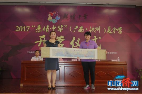 圖為廣西僑聯(lián)與泰方互贈(zèng)禮品 鄧惠文 攝