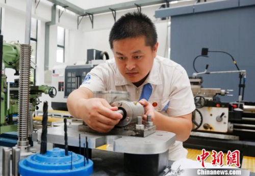 圖為工作中的周皓?！∫Ｃ?攝