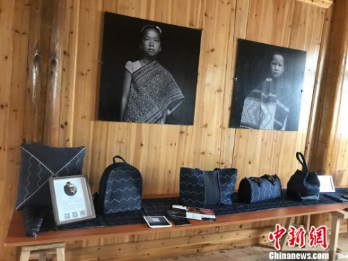 加入設(shè)計元素、融入現(xiàn)代生活的侗錦產(chǎn)品 傅煜 攝