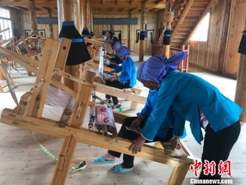 織娘們在“中國侗錦傳承基地”互相交流、切磋技藝 傅煜 攝