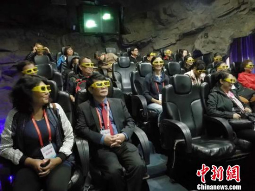 海外華文教育代表在觀看《煤炭是如何形成的》4D影片?！罱苡?攝