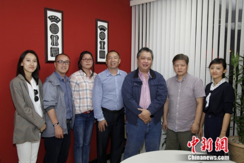 中國新聞社副社長兼副總編輯夏春平( 左四)及訪問團(tuán)成員與《拉美僑聲》社長朱挺彰(右三)等合影。余瑞冬 攝