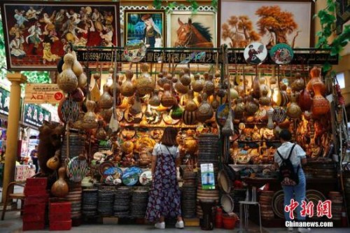 游客在新疆國際大巴扎內(nèi)選購商品。<a target='_blank' >中新社</a>記者 富田 攝