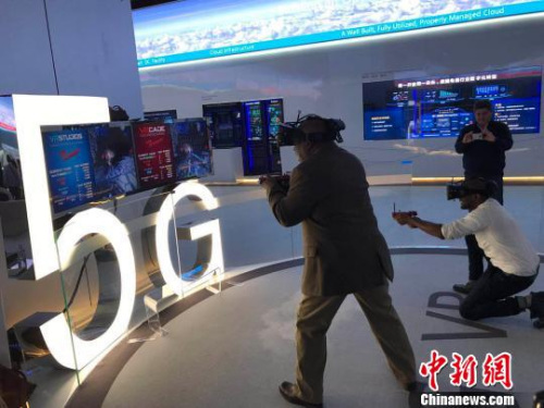 圖為拉美和加勒比國家記者在深圳華為公司體驗“中國制造”最新技術(shù)和產(chǎn)品?！⌒ば?攝