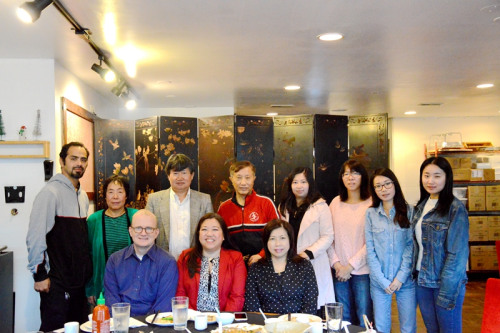 當(dāng)天參加活動(dòng)人員合照：蕭愛萍律師一家及其支持者，及芝加哥華文媒體的記者們。（美國《神州時(shí)報(bào)》）