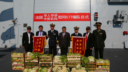 中國(guó)駐法大使館臨時(shí)代辦關(guān)鍵在歡迎海軍編隊(duì)儀式上，與王仲才少將(左三)、徐四清少將(右三)一起見(jiàn)證法國(guó)南方華人總商會(huì)會(huì)長(zhǎng)李峰(右二)向中國(guó)海軍贈(zèng)送物資。(《歐洲時(shí)報(bào)》/記者歐文 攝)