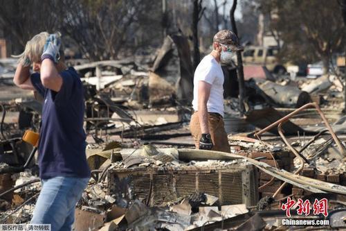 美國(guó)加州大火災(zāi)區(qū)的廢墟。美國(guó)《世界日?qǐng)?bào)》